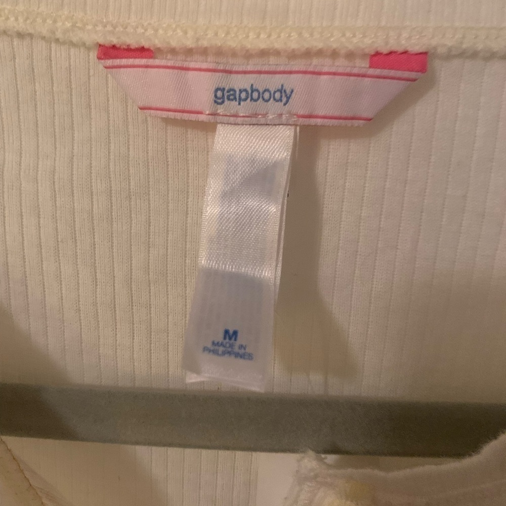 Gapbody Henley NWT - Size Medium - cream with different colors of buttons - Picture 3 of 5
